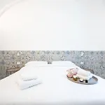 Domus Piramide Couette-café Rome